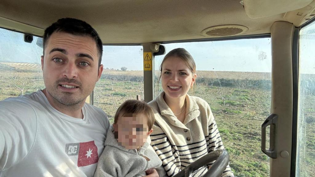 Darío García y Louisa Weyers, fundadores de Squirrel Smile, junto a su hija en su tractor, en sus campos de pistacho.