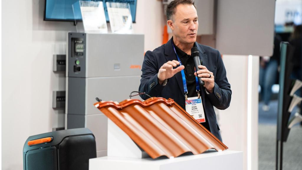 La teja solar de Jackery en el CES 2025.