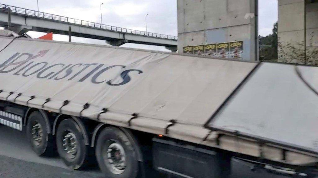 Vuelca la carga de un camión en el acceso al polígono de Pocomaco de A Coruña