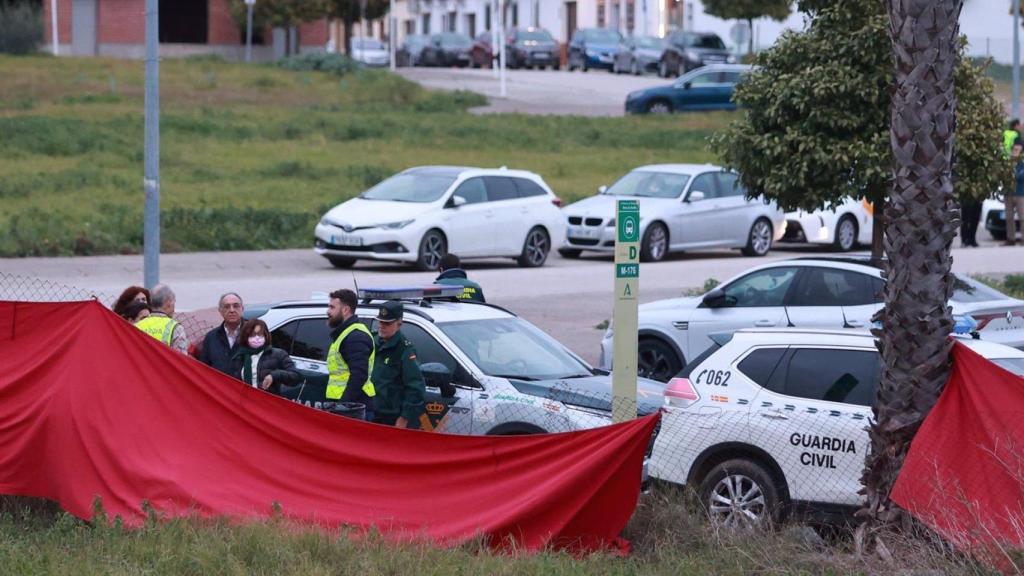 La escena del crimen de Gerena mientras trabajaban los agentes de la Guardia Civil.