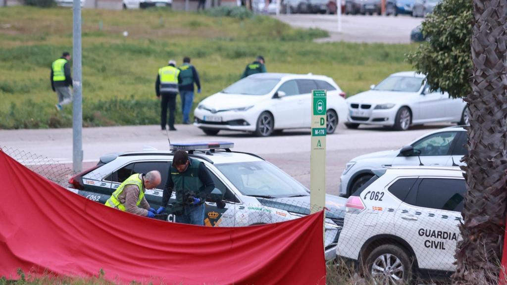 Agentes de la Guardia Civil trabajan en la escena del crimen de Gerena.