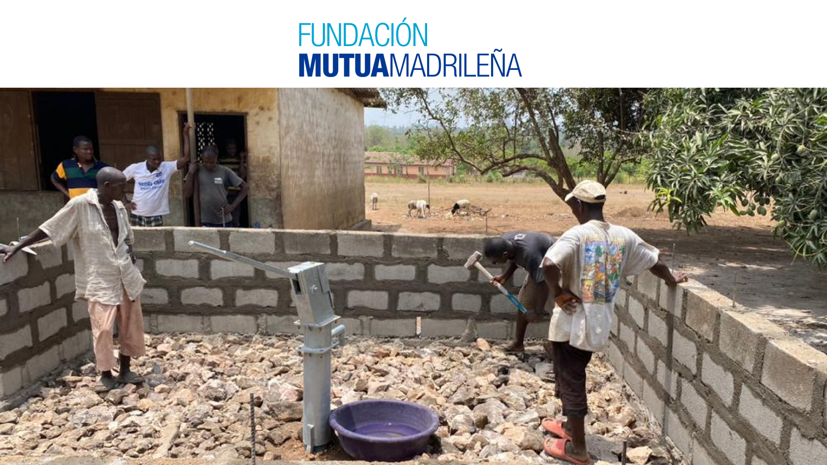 La construcción de uno de los pozos de Sierra Leona.