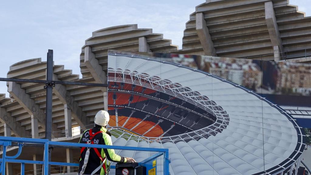 Un operario trabaja en las obras retomadas este viernes por el Valencia CF, tras casi 16 años paradas. Efe / Ana Escobar