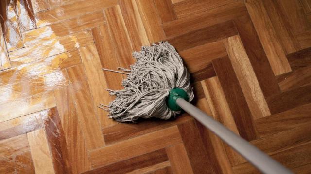 Fregona sobre un suelo de parquet.