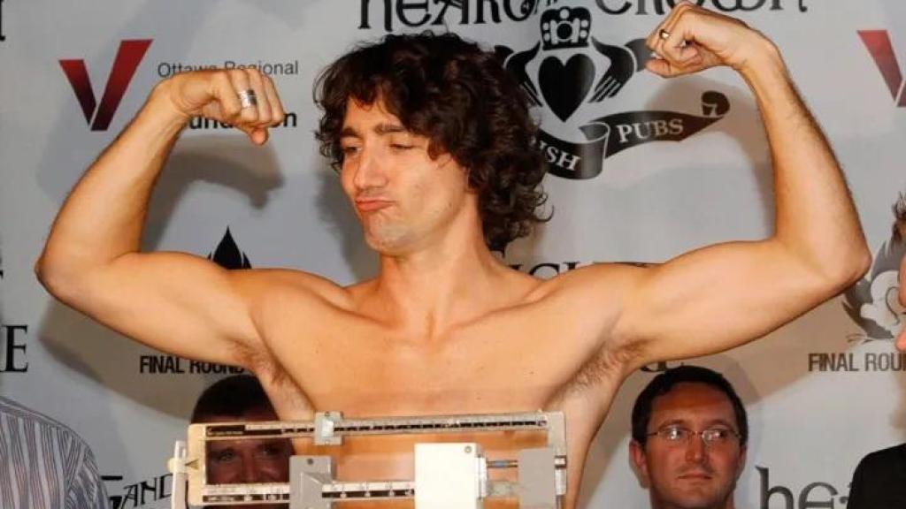 Justin Trudeau durante el pesaje de un combate de boxeo con fines benéficos contra un senador rival.