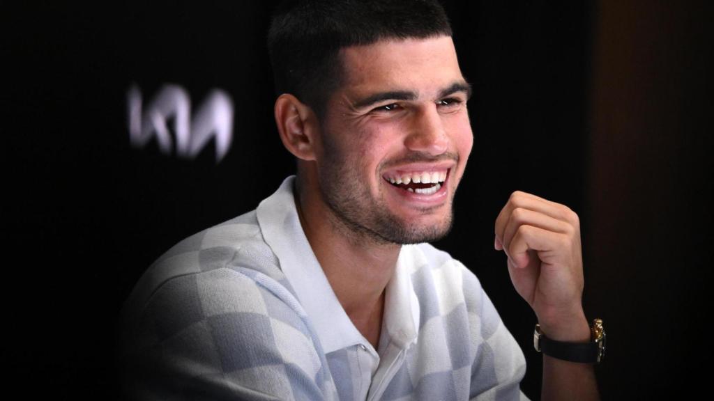 Carlos Alcaraz sonríe en la rueda de prensa previa al Open de Australia