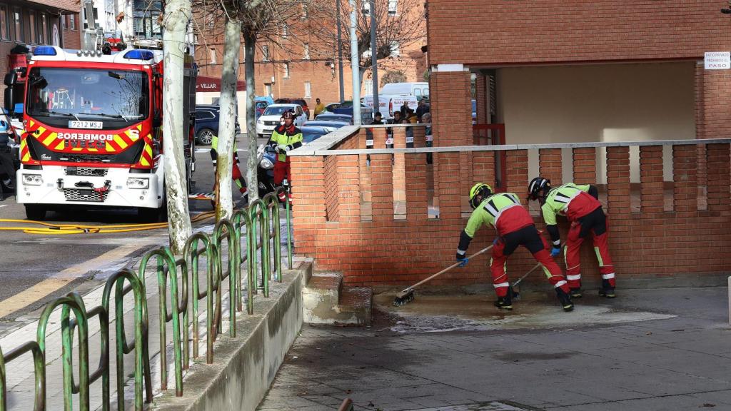 Efectivos limpian la zona del crimen