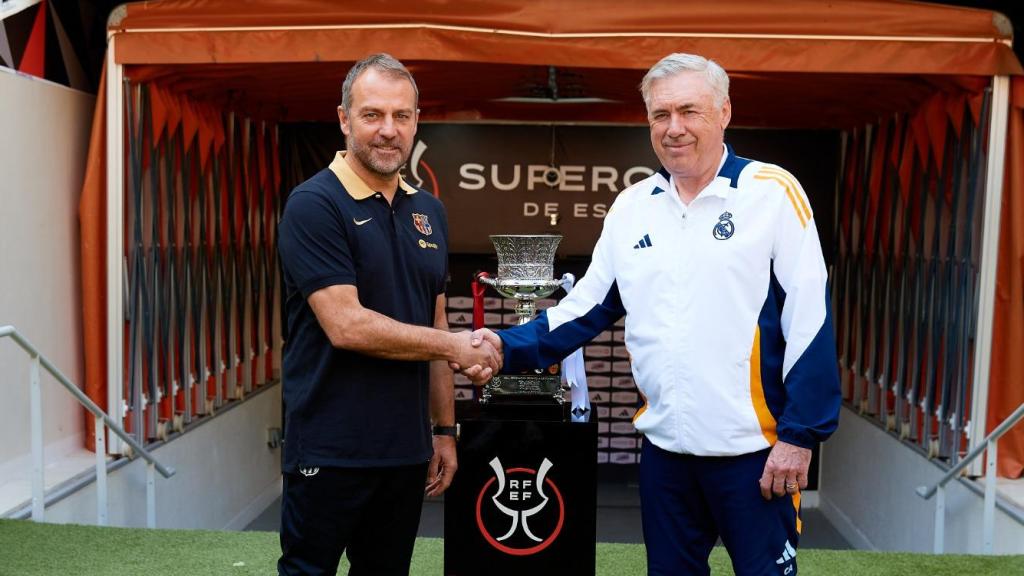 Hansi Flick y Carlo Ancelotti posan junto al trofeo de la Supercopa de España