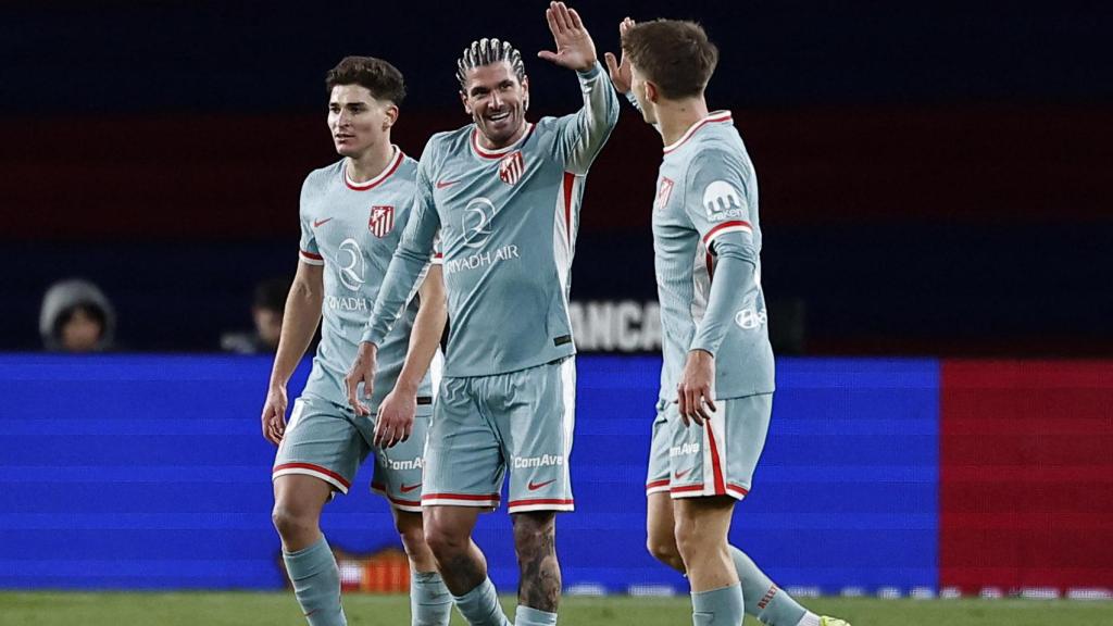 Rodrigo de Paul celebra con Pablo Barrios el gol ante el Barça.