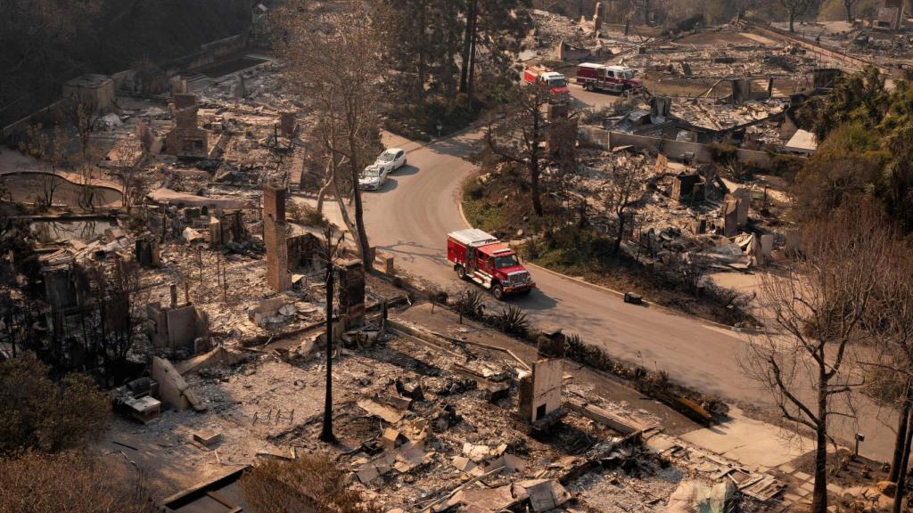 Restos del barrio de Pacific Palisades, en Los Ángeles, arrasado por el paso del fuego esta semana.