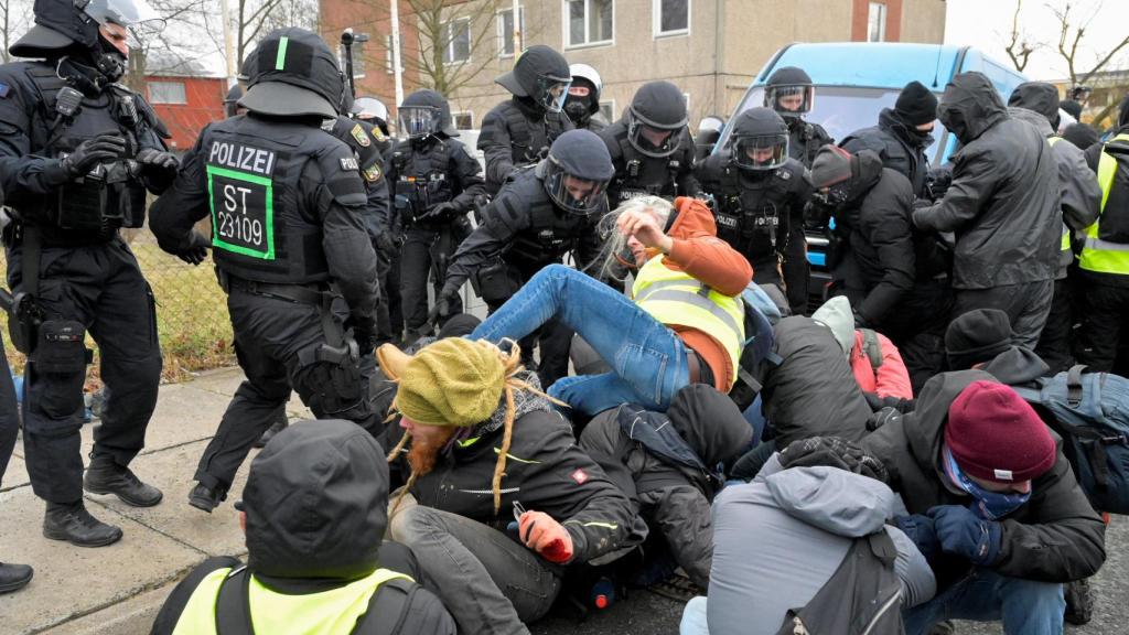 Los manifestantes se enfrentan a la policía en la entrada del congreso de AfD