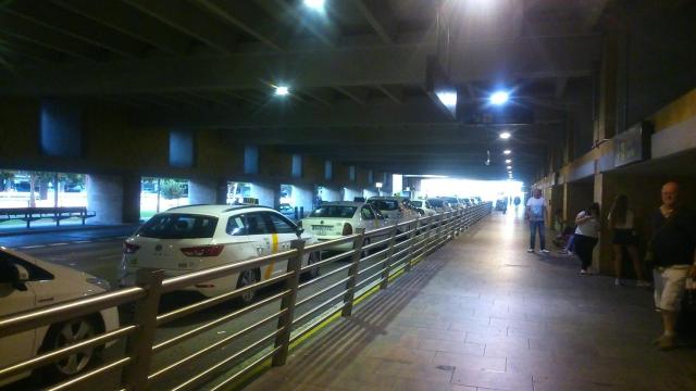 Taxis en el aeropuerto de Sevilla, en una imagen de archivo.