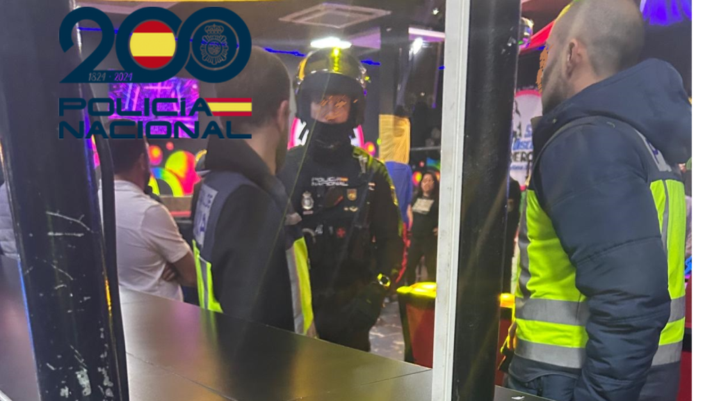 La Policía, en el interior de una de las discotecas registradas en Sevilla.