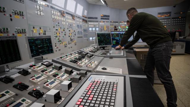 Un ingeniero ucraniano realiza un simulacro, en el simulador de la Sala de Control de uno de los reactores de la central nuclear de Jmelnitski (Ucrania).