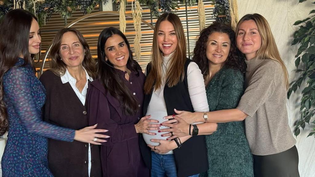 Helen Lindes con sus amigas en su baby shower