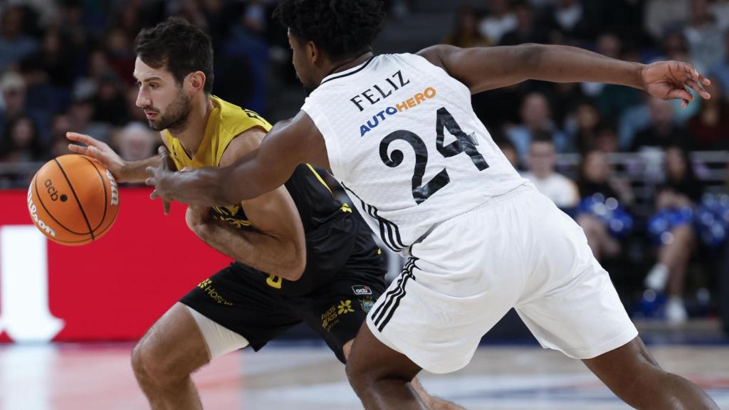 Andrés Feliz intenta quitarle el balón a Bruno Fitipaldo.