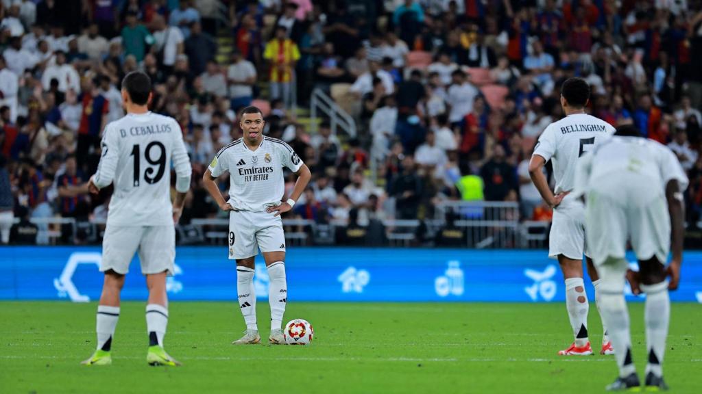 Los jugadores del Real Madrid, cabizbajos tras encajar un gol.