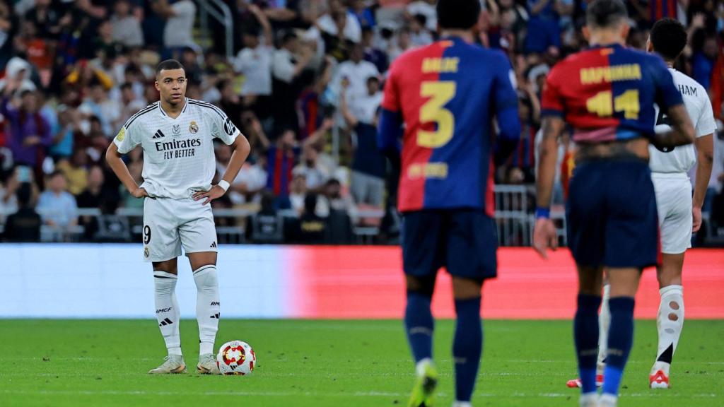 Mbappé, atónito por el quinto gol del Barça en el partido.