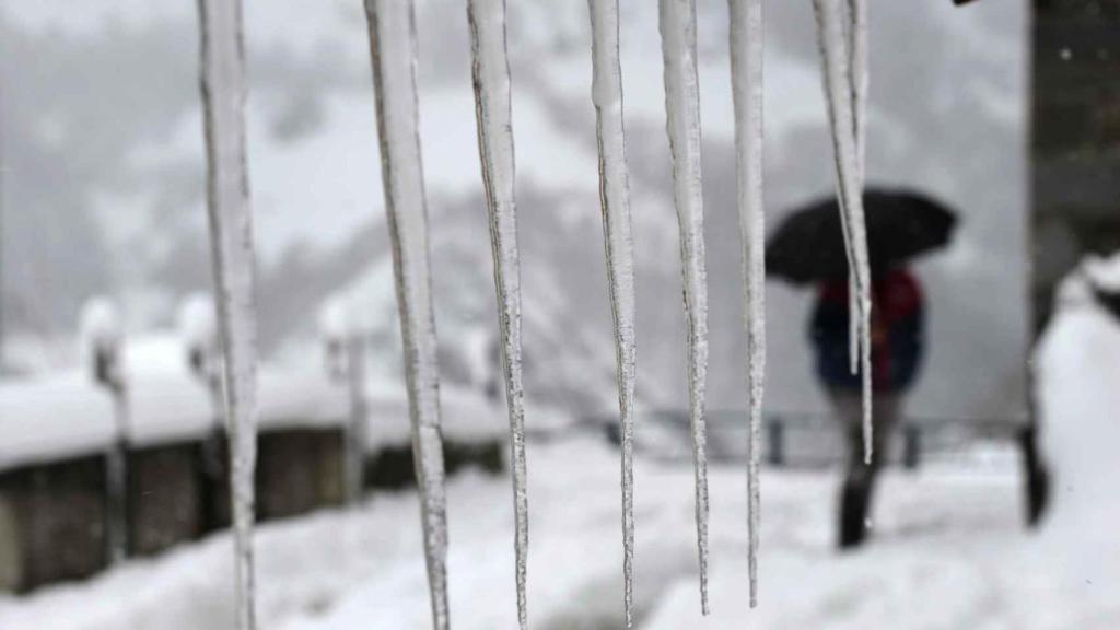 Unas estalactitas de hielo en primer plano