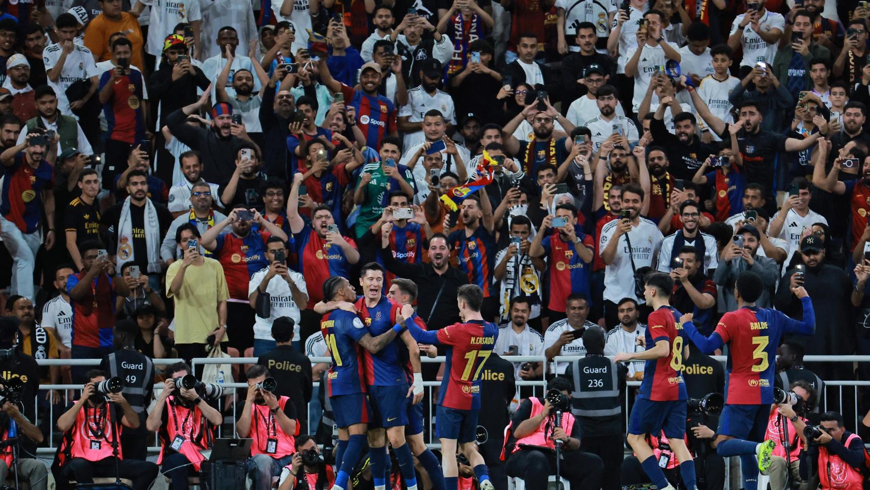 Los jugadores del Barça celebran el gol de Lewandowski en el partido.