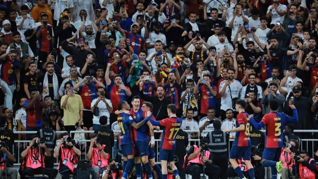 Los jugadores del Barça celebran el gol de Lewandowski en el partido.