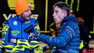 Pedro Acosta hablando con Valentino Rossi