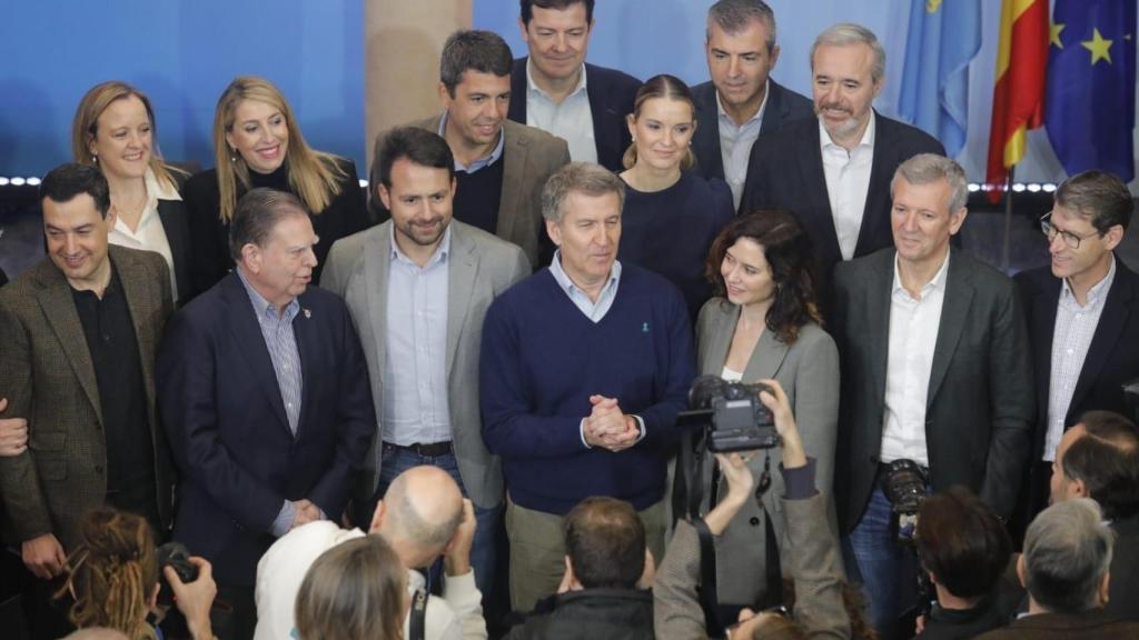 Alberto Núñez Feijóo, este domingo en Oviedo, rodeado de los presidentes autonómicos del PP con los que ha firmado la Declaración de asturias.