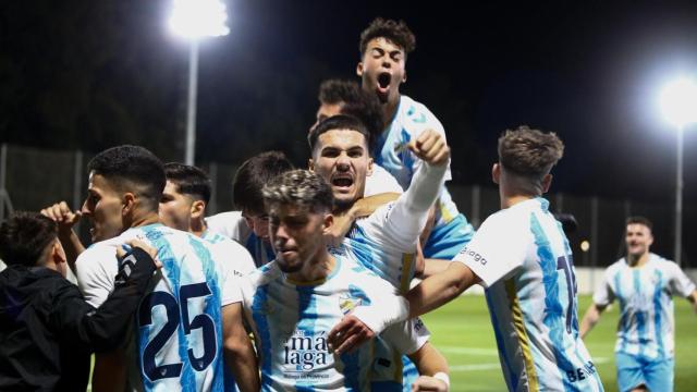 'Chupete' celebra un gol con el Atlético Malagueño.