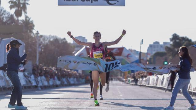 El atleta sueco Andreas Almgren se proclama vencedor la 17ª edición de la 10K Valencia. Efe / Kai Försterling