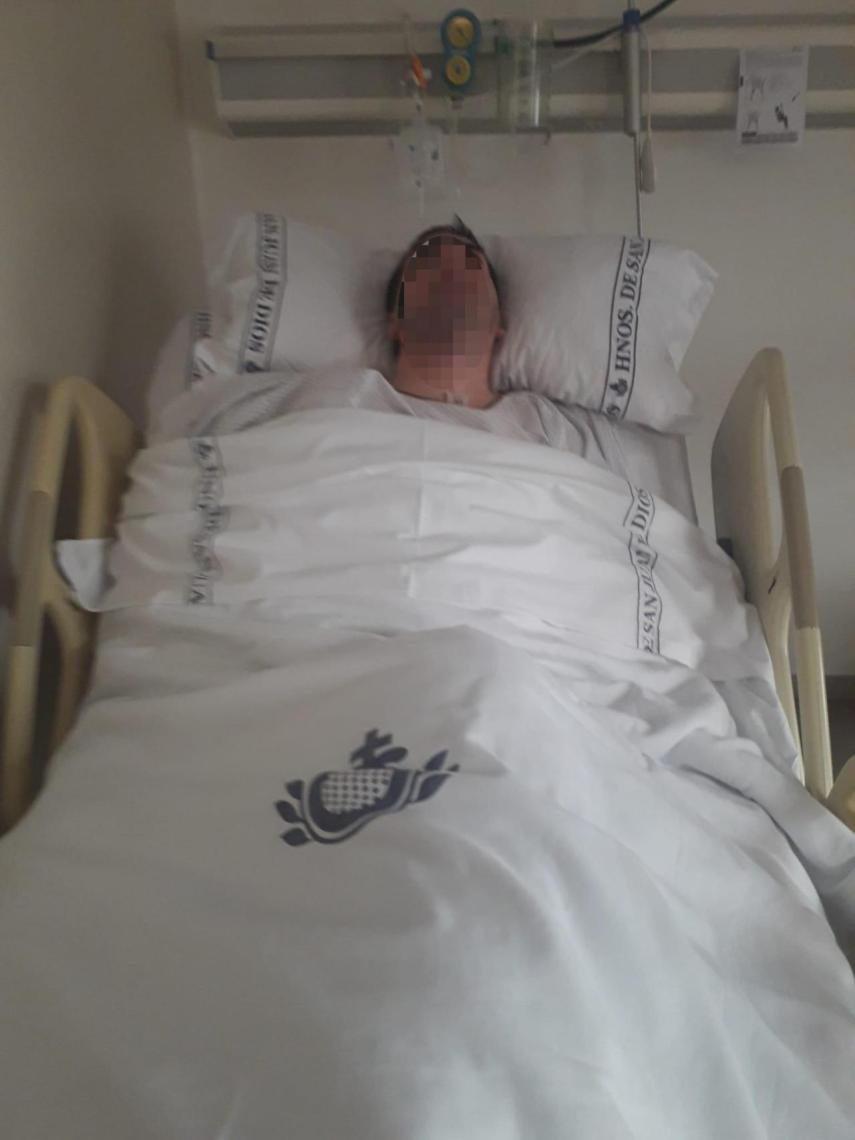 Una imagen pixelada de David, este domingo, postrado en una cama en una habitación del Hospital San Rafael de Granada donde permanece ingresado.