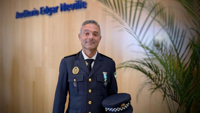 El policía local Miguel muestra orgulloso su medalla.