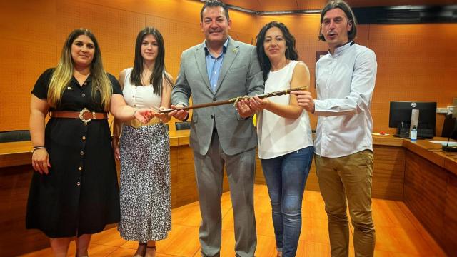 Equipo de Jesús Díaz  tras la toma de posesión. Actualmente, las tres concejalas ya no forman parte del Ayuntamiento.