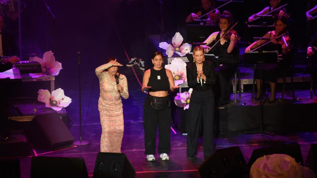 Isabel Pantoja con Anabel y Soraya Arnelas en el escenario.