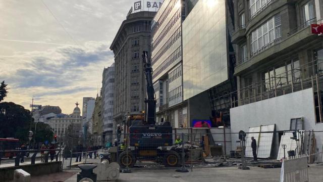 Retiran las vallas del Cine Avenida de A Coruña