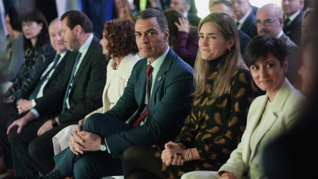 Pedro Sánchez, entre los ministros Redondo, Hereu, Puente, Montero, Aagesen y Rodríguez, este lunes en el foro de Vivienda.