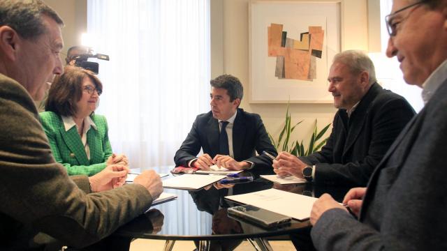 Mazón, centro, con la rectora Amparo Navarro y el rector Juan José Ruiz, este lunes.