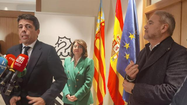 El presidente Mazón y los rectores Navarro y Ruiz este lunes tras presentar el acuerdo.