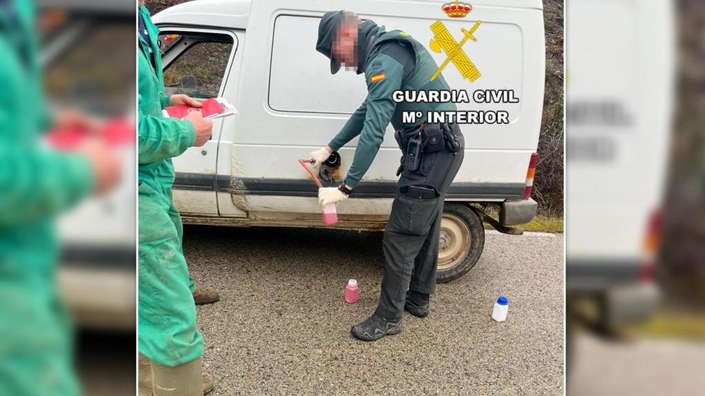 Un Guardia Civil practica la extracción del gasóleo en la furgoneta con la que fue pillado el denunciado