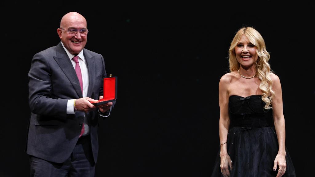 Jesús Julio Carnero recibiendo la medalla de oro para el Teatro Calderón de Valladolid de manos de Cayetana Guillén Cuervo