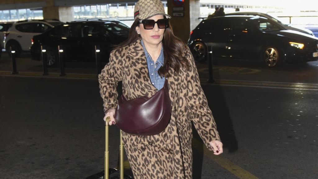 Raquel Bollo llegando al aeropuerto de Sevilla en la mañana de este lunes, 13 de enero.