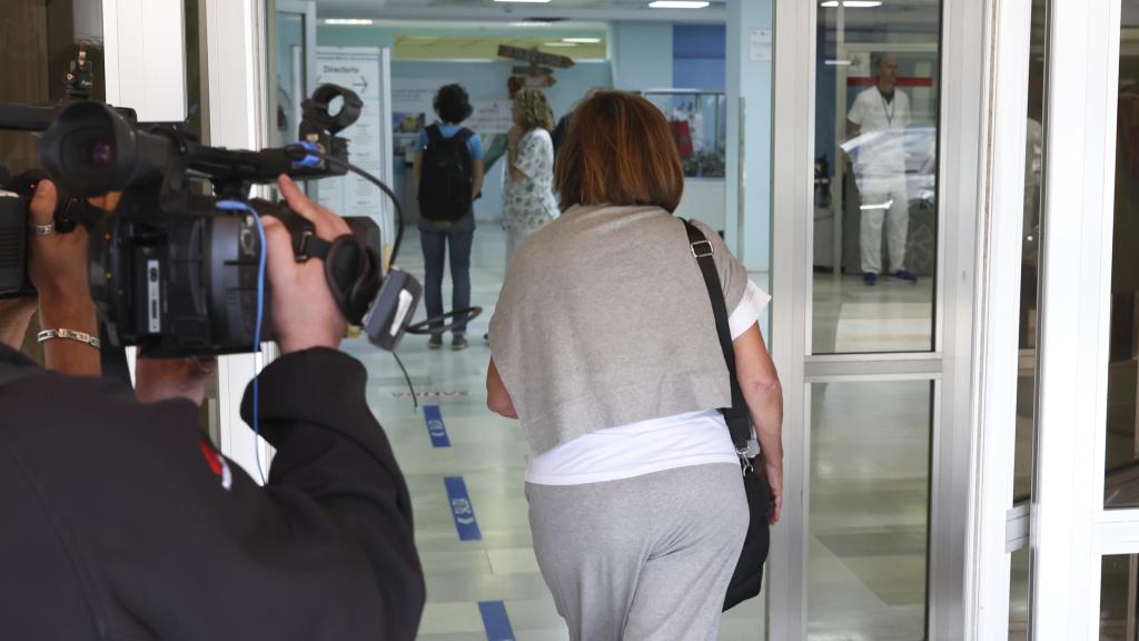 Merchi Bernal entrando en el hospital en el que se encuentra ingresada su nieta.