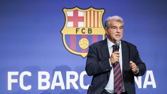 Joan Laporta atiende a los medios en la última asamblea del Barça.