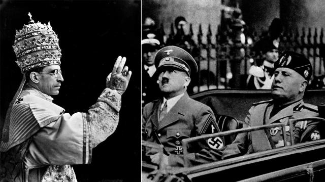 Pío XII en su coronación, en marzo de 1939 (Popperfoto/Getty, fototeca Gilardi). A la derecha, Hitler y Mussolini en Roma, en 1938 (Archivo Apostólico Vaticano, 2021). Fotos cortesía Ático de los Libros