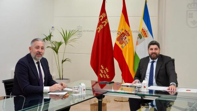 El alcalde de Santomera, Víctor Martínez (i), se reúne con el presidente de la Región de Murcia, Fernando López Miras (d).