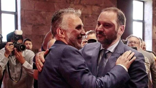 Ángel Víctor Torres abraza al entonces ministro José Luis Ábalos tras su toma de posesión como presidente de Canarias en 2019.