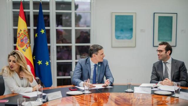 Yolanda Díaz, vicepresidenta segunda y ministra de Trabajo, Pedro Sánchez, presidente del Gobierno y Carlos Cuerpo, ministro de Economía, durante una reunión en Moncloa.