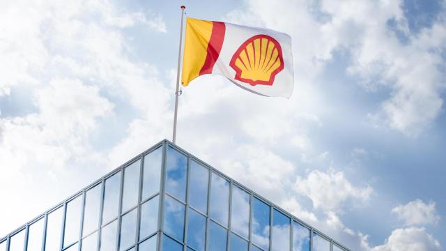 Bandera con el logo de Shell,