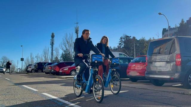 El alcalde de Madrid, José Luis Martínez-Almeida, y su homóloga en Pozuelo, Paloma Tejero, este lunes utilizando Bicimad.