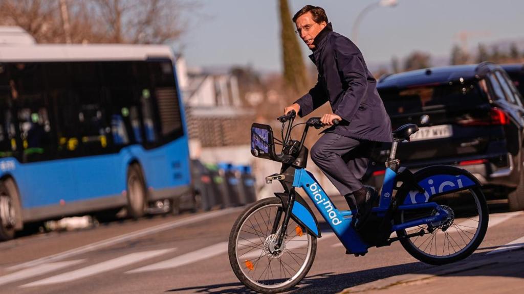 El alcalde de Madrid, José Luis Martínez-Almeida, probando una bicicleta de Bicimad.