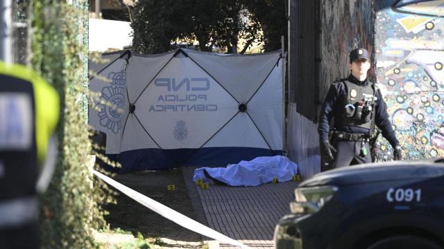 Cadáver del hombre tiroteado en Alcalá de Henares.